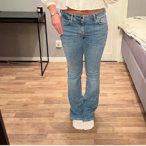Bootcut jeans  - Bootcut jeans från Zara. Lite slitna längst ner men i övrigt väldigt bra skick