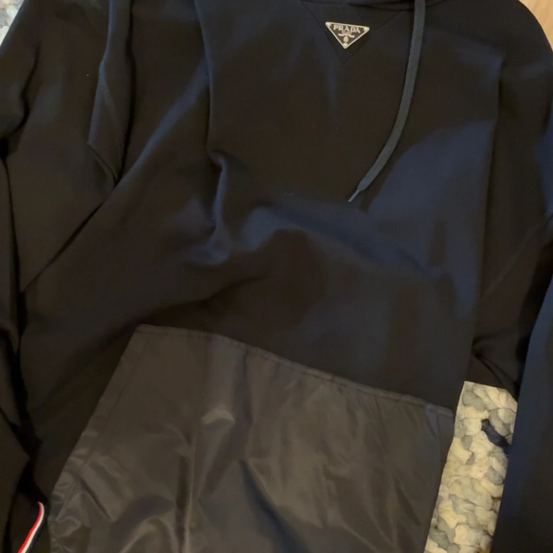 Svart hoodie från Prada med ficka