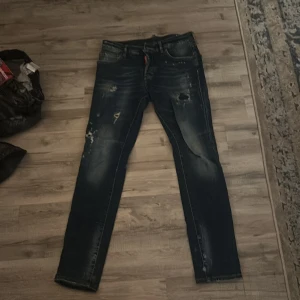 dsquared 2 jeans - Säljer nu mina dsquared 2 jeans med slim fit passform, använda cirka 6-7 gånger o syns knappt att dem är använda köpte dem för 1500 för några månader sen men har ändrat stil så dem passar inte riktigt till hur jag klär mig idag men väldigt sköna jeans och jävligt snygga är d nå mer ni undrar ä de bara att skriva