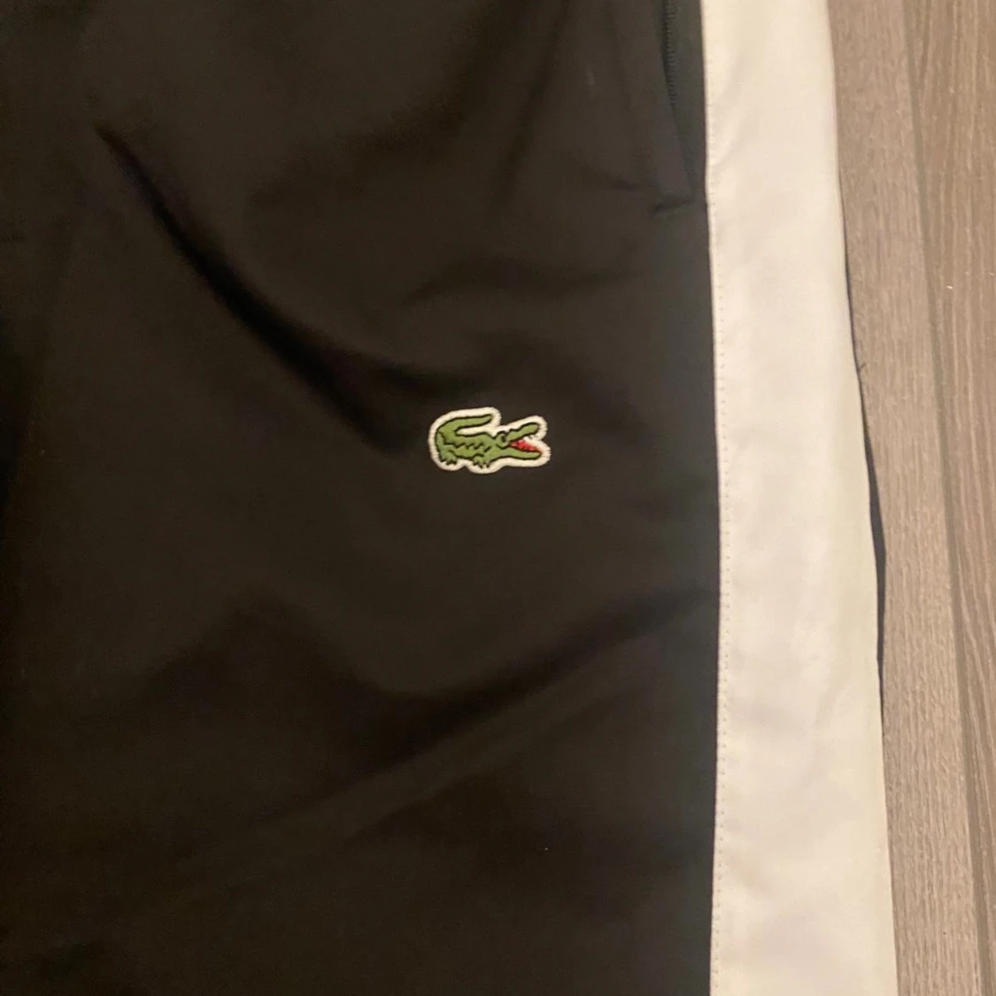 Svarta Lacoste mjukisbyxor med vita detaljer - 3