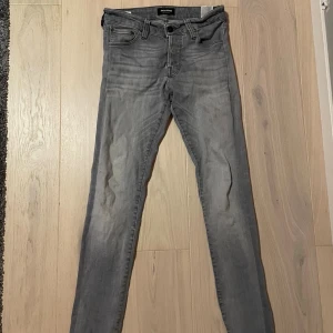 Jeans Jack & Jones  - Tjenare! Säljer nu mina jack n Jones strl 28/32 dom är i ganska bra skick och är använda några gånger. Jeansen är insydda längst med benen för att dom ska sitta tajtare! Passar folk som är 165-172 hör av er vid frågor och intresse!🤩 svarar alltid inom kort.