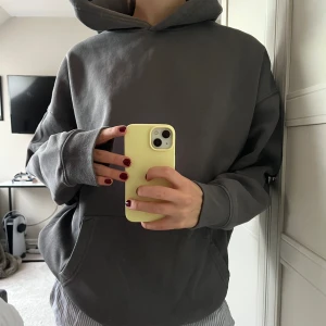 Grå hoodie  - Grå hoodie från Newyorker. Använd ett par gånger men inga defekter, mycket bra skick. 