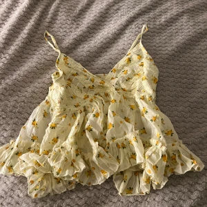 Blommig linnetopp från newyorker - Supersöt ljusgul linnetopp från newyorker i storlek XS. 