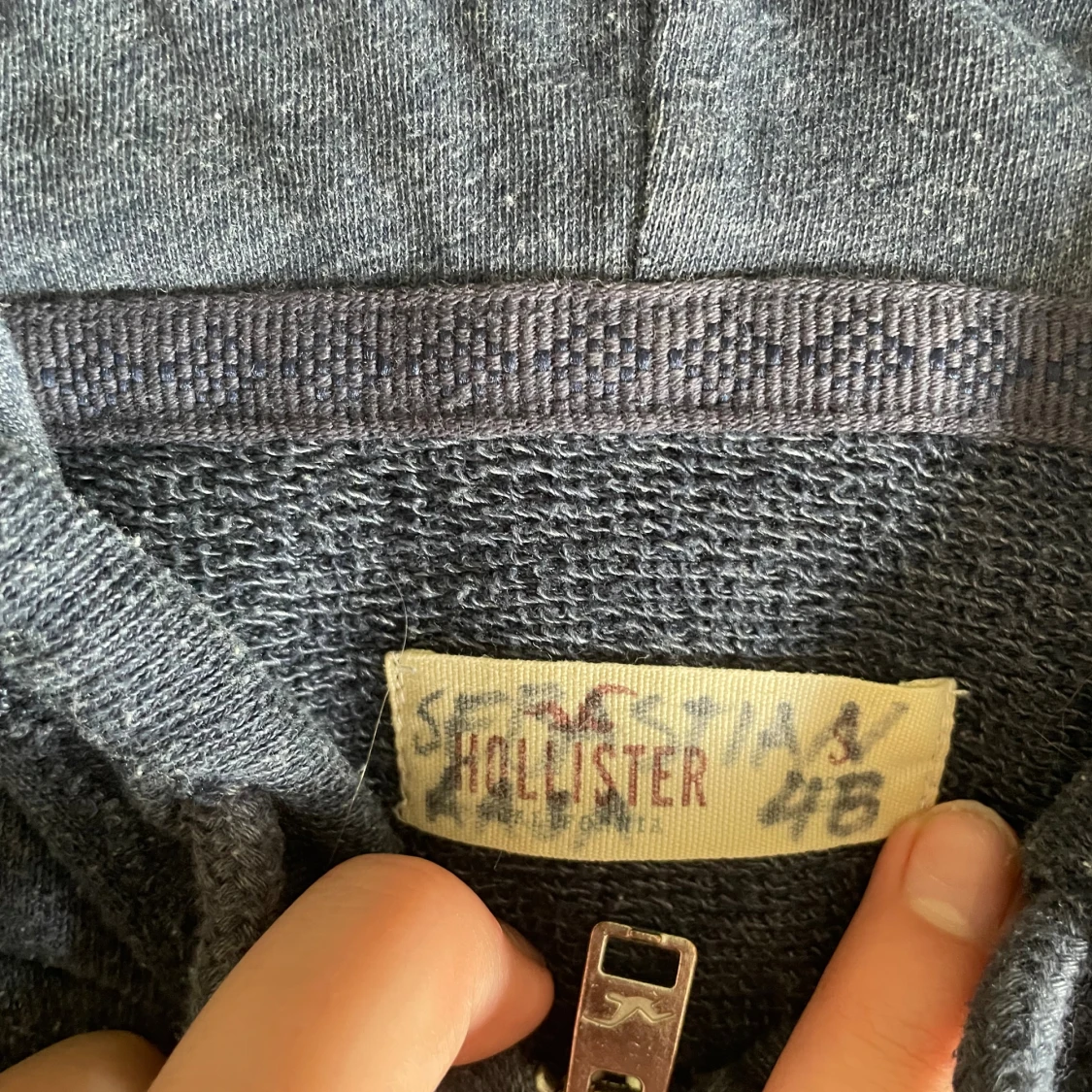 Mörkgrå hoodie från Hollister - 1