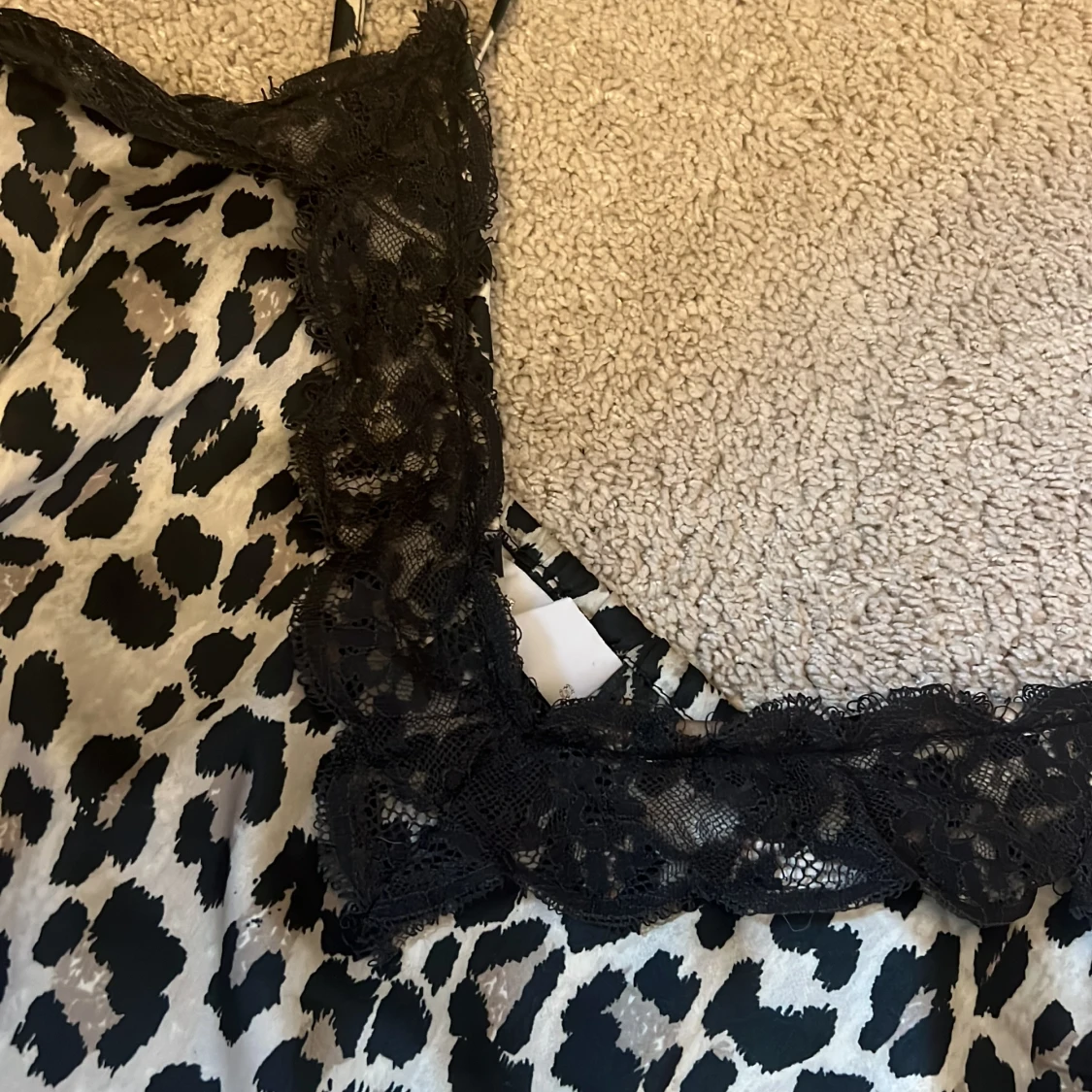 Leopardmönstrad linnetopp med spets - 3