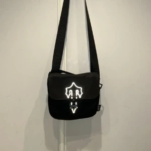 Trapstar Axelremsväska - Säljer en snygg Trapstar väska som är i gott skick 9/10✅Man kan ljustera väskan med spännet✅Hör av er vid frågor och funderingar🤩