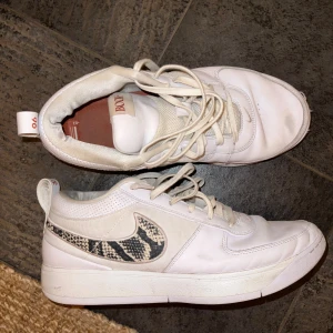 nike dbook 1 - Devin bookers snygga helt egna ”nike dbook 1 snakeskin” riktigt sköna och snygga basketskor av bra material och cool design. Bra grepp och väldigt nice sulor som ger skön comfort. Passar strl 47,5 men passar 46-48. Använda runt 30 ggr men funkar som nya