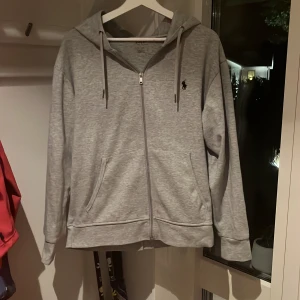 Ralph lauren zip - En asfet ralph lauren zip i grå som är otroligt stilren och i fantastiskt skick och pris. Hör av dig vid frågor!