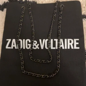 Väska från Zadig & Voltaire - Snygg väska från Zadig & Voltaire. Klassisk och stilren look med märkets signaturkänsla. Kom priv för mått osv, pris kan sänkas vid snabb affär 💕💕