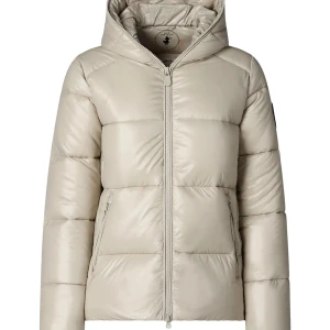 Beige pufferjacka med huva från Save The Duck - Snygg beige pufferjacka från Save The Duck med huva och dragkedja framtill. Jackan har en quiltad design, två fickor med dragkedja och en stilren look. Perfekt för kalla dagar och enkel att matcha med olika outfits. Nypris 3699💕storleken heter 1/5 men skulle tro att det är en S!