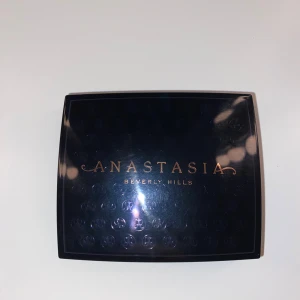 Anastasia Beverly Hills bronzer  - anastasia bronzer, bra pigmenterad, fin malt lägger sig smooth och är bara perfekt. super fin färg och den håller hela dagen. denna bronzer håller verkligen hela dagen!! pris kan diskuteras och skriv om ni vill ha fler bilder💗💗