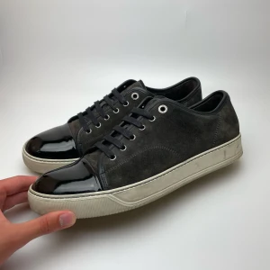 Lanvin skor - Hej! Säljer nu dessa grymt snygga Lanvin skor. Skorna är k mycket bra skick. Har ett begränsat antal boxar och dustbags. Hör av dig vid frågor!