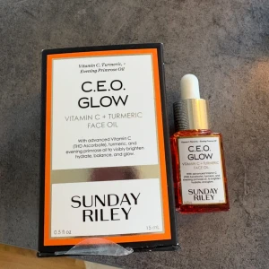 Hudvård  - C.E.O. Glow Vitamin C + Turmeric Face Oil från Sunday Riley.