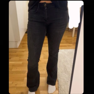 Svarta bootcut jeans, ONLY - Snygga svarta jeans med bootcut-modell och klassisk femficksdesign. Jeansen har en medelhög midja och raka ben som blir vidare nedtill. Materialet är stretchigt och gör så att jeansen får en mer bekväm passform. Perfekta till sneakers eller boots. Bara använda två gånger. Storleken är S/30 och jag är 160cm. De är lite lite små i storleken.😊💗