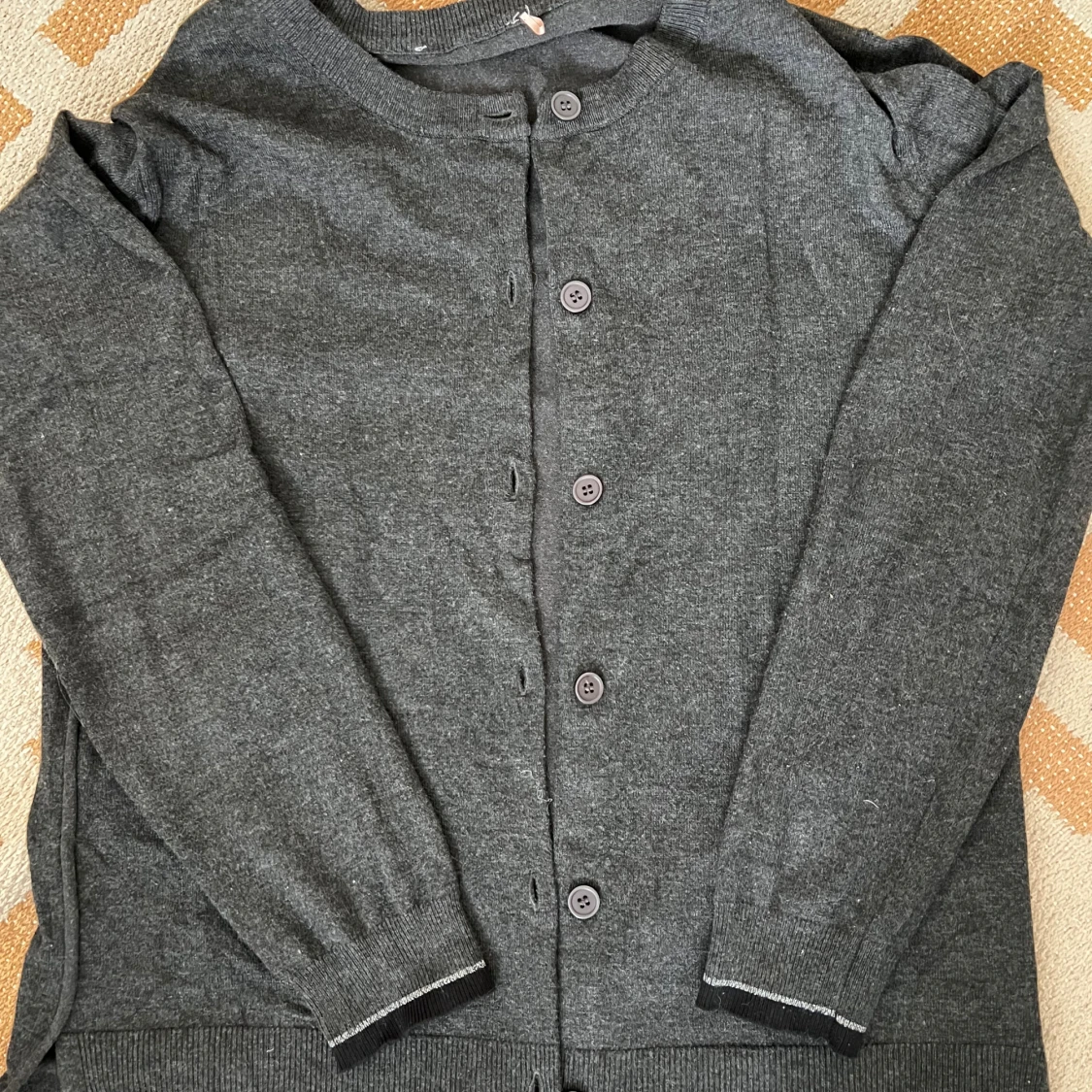 Mörkgrå kofta med knappar - 3