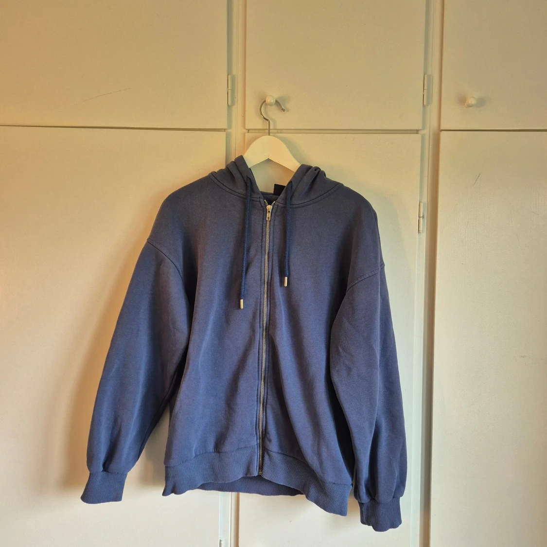 Blå zip hoodie - 1