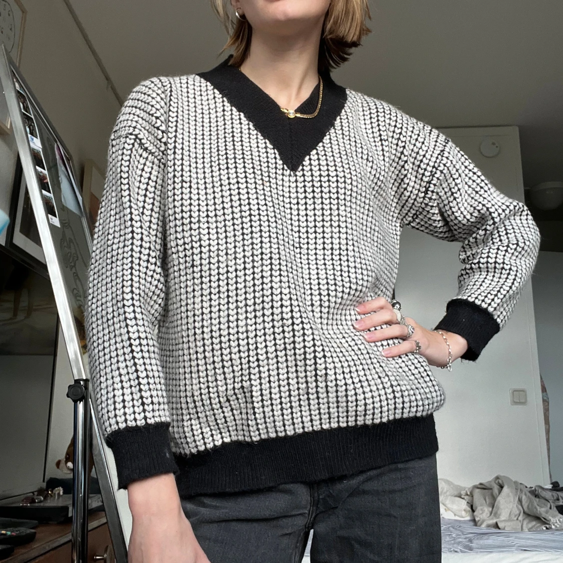 Svartvit stickad tröja med v-ringning - 1