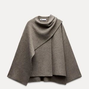 Kappa från Zara - Såå fin kappa från Zara i en taupe/brun/grå färg, endast använd 3/4 gånger och i toppen skick💓 Storlek S men passar dem flesta storlekar, skriv för fler bilder☺️ köpt för 699kr