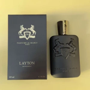 Parfums de Marly Layton 125ml - Layton Eau de Parfum från Parfums de Marly, Paris. Flaskan rymmer 125 ml och är tillverkad i Frankrike. Snygg och modern design som sticker ut i samlingen. (Går och diskutera pris)