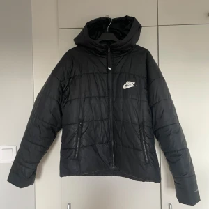 Vinterjacka nike  - En go vinterjacka från Nike i storlek S med utan några defekter på. 