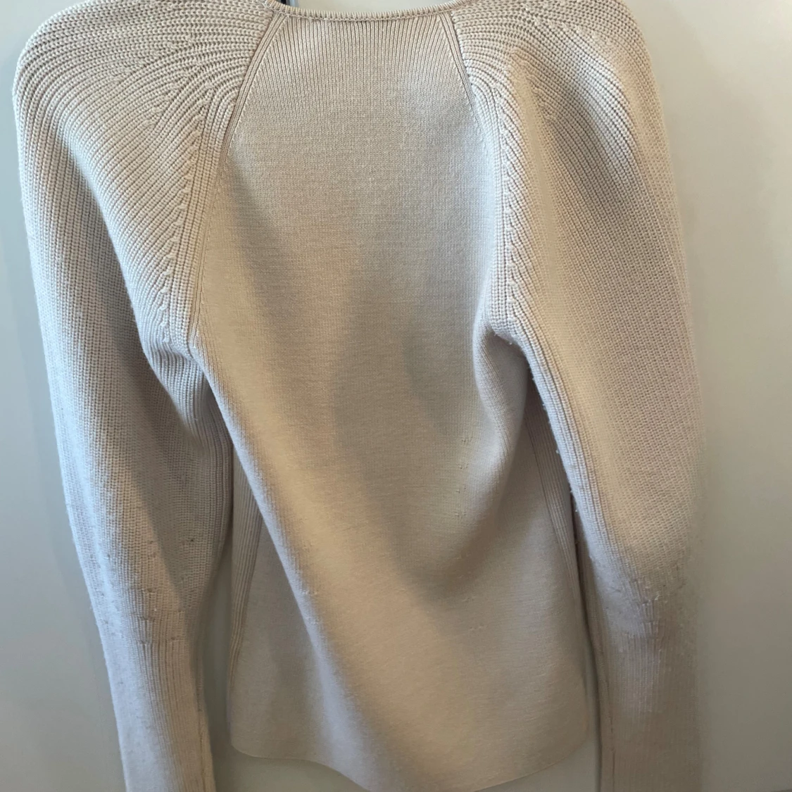 Beige stickad tröja från COS - 2