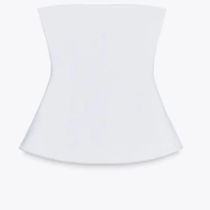 Vit tub-topp från Zara - Jag säljer en vit tub- topp från zara som är andvänd en gång💗så den är i jättefint skick. Skriv privat om ni vill ha fler bilder! Priset kan diskuteras🥰