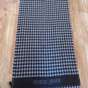 Giorgio Armani halsduk - Vintage Giorgio Armani halsduk, I perfekt skick. Skriv om ni undrar något