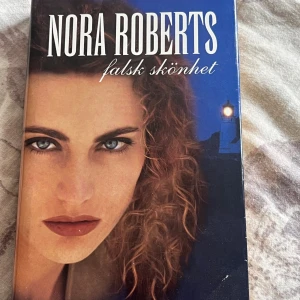 Falsk skönhet - En spännande roman om Miranda Jones, expert på konst, som dras in i mysterier och faror efter ett rån och ett dramatiskt uppdrag i Florens. Perfekt för dig som gillar romantik, spänning och oväntade vändningar.