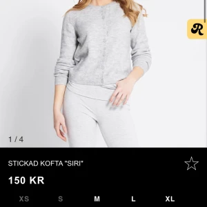 Grå kofta från 157, storlek S - Mysig ljusgrå kofta från 157 i storlek S. Den har rund hals, långa ärmar och knappar framtill. Materialet är stickat och känns mjukt mot huden. Perfekt att slänga på över en t-shirt eller linne för en chill look.