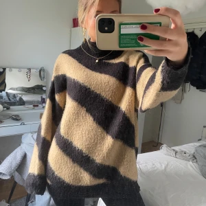 Snygg tröja - Supermysig tröja, strlk på lapp säger xs men skulle uppskatta som en storlek m💓