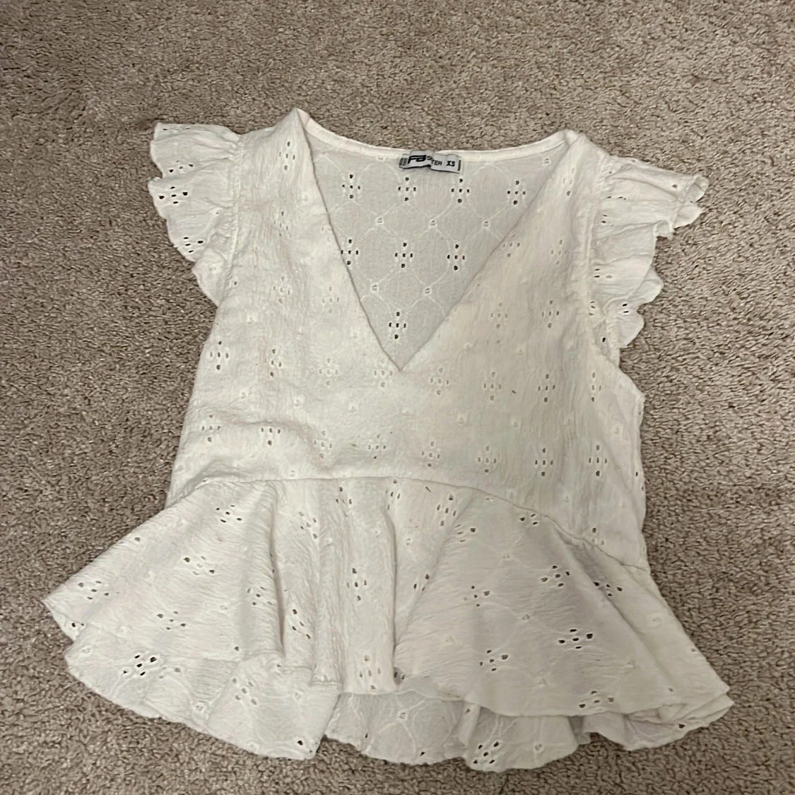 Vit volangblus från FB Sister XS