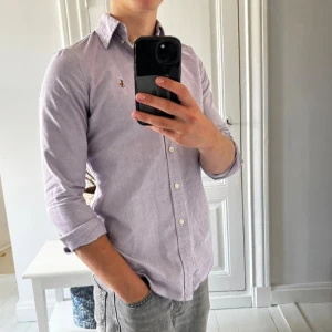 Ralph Lauren skjorta  - Ralph Lauren skjorta, inga defekter. Passar modellen som är 170,56 kg. Inga defekter! Kom med frågor 😊