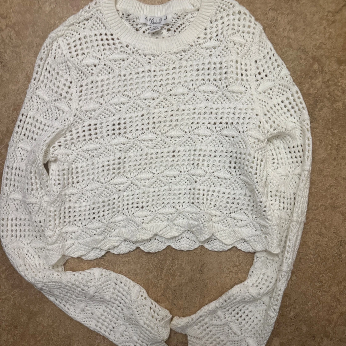 Vit stickad croppad tröja 