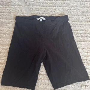 Svarta cykelshorts /bikershorts från H&M  - Svarta cykelshorts / biker shorts från H&M i stretchig bomull. De har en enkel, tight passform och midwaist. 