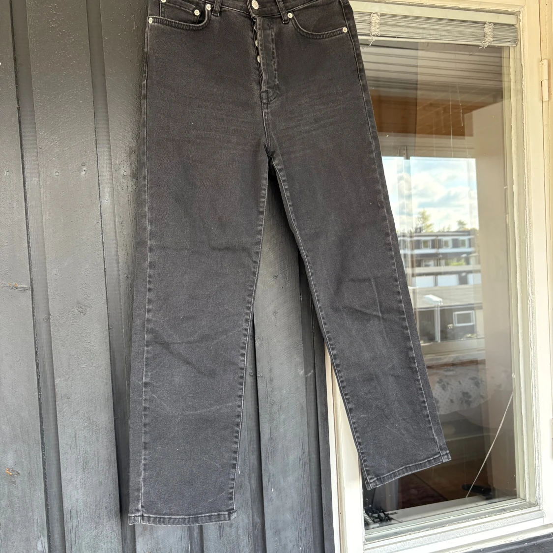 Svarta raka jeans från NA-KD