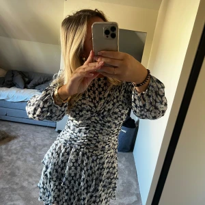 zara klänning  - zara peplum- klänning! LITEN i storleken. jag har oftast M/S