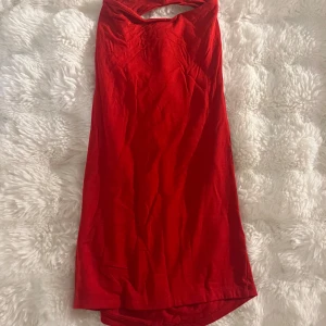 Röd ärmlös topp från Gina Tricot med öppen rygg - Säljer en snygg röd topp från Gina Tricot med öppen rygg. Storlek XS.