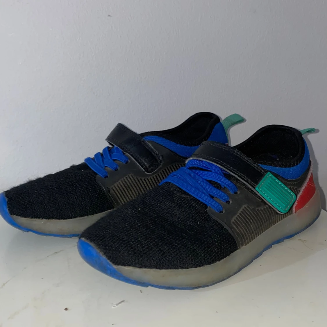 Svarta sneakers med blå detaljer