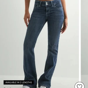 Blå bootcut jeans med kontrastsömmar - Säljer dessa mörkblå jeans från Nelly. Har använt några gånger men de är för korta på mig som är 175, skriv privat för egna bilder!