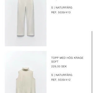 Beiga wide stickade byxor S - Säljer ett par snygga stickade byxor i beige naturfärg. Byxorna har en rak och wide passform med hög midja och är tillverkade i mjukt stickat material. Perfekta för en chill och trendig look, matcha med en stickad topp för en clean outfit.