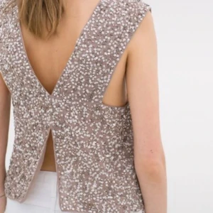 Zara topp glitter paljetter xs  - Festlig topp från Zara i stl xs. Med slits på ryggen. 