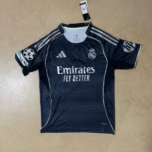 Real Madrid 25/26 X Vini - Säljer denna snygga tröjan för endast 299kr! Skriv till om ni har några funderingar!