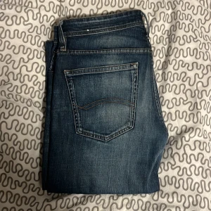 Vintage Tommie Hilfiger jeans - Ett par asfeta Tommy Hilfiger jeans. Jeansen har andvändits mycket väl och varsamt och jag inga skador förutom en liten heelbite på högra benet men det är inget som man tänker på. Byxorna är W34 L34.