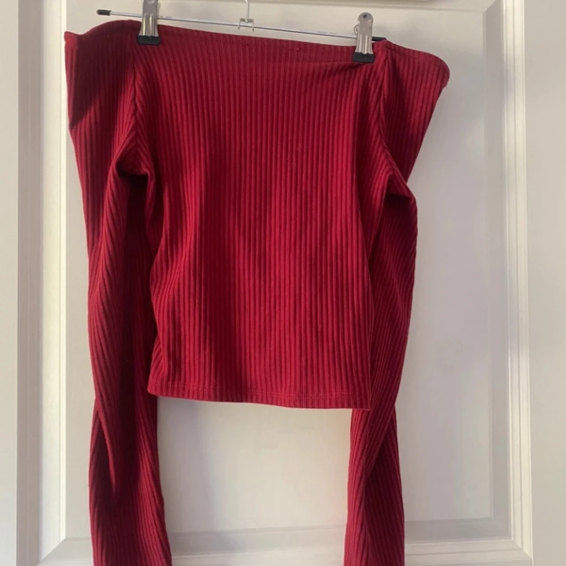 Ribbad vinröd omlottopp Fashion Nova - 1