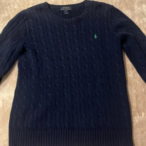 Marinblå stickad tröja Polo Ralph Lauren - Säljer denna helt oanvända Ralph lauren tröjan i storlek Barn L (14-16).💕 Skriv om ni undrar något eller vill ha fler bilder på den! Pris kan också diskuteras!❤️ Nypris ca 1495kr