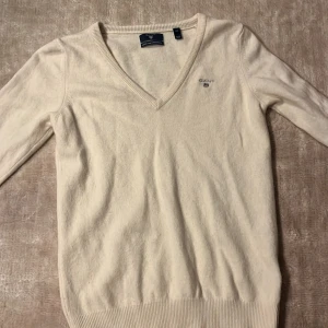 Beige/vit tröja från Gant - Säljer denna helt oanvända vita/beigea tröjan från Gant i storleken XS. Passar mig som är ungefär 165cm lång. Om ni har några frågor eller vill ha mer bilder på den så meddela mig och pris kan också diskuteras!💕 Nypris ca 1200kr 