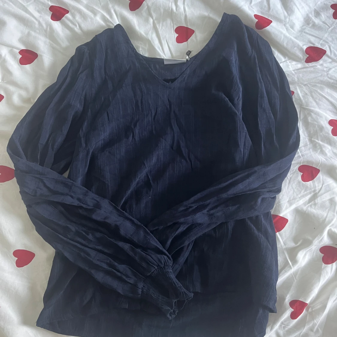 Mörkblå blus med v-ringning från Kaffe