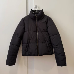 Pufferjacka - Svart pufferjacka i mycket bra skick, som ny. Från zalando