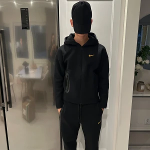 Svart Nike NOCTA hoodie med gul logga - Helt ny Nocta det då den var förliten när jag köpte den helt oanvänd för endas 1549 den passar personer mellan 1.60 till 1.70