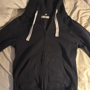 Russemerch mörkblå tröja  - Mörkblå russemerch tröja storlek S, använd en enstaka gång 